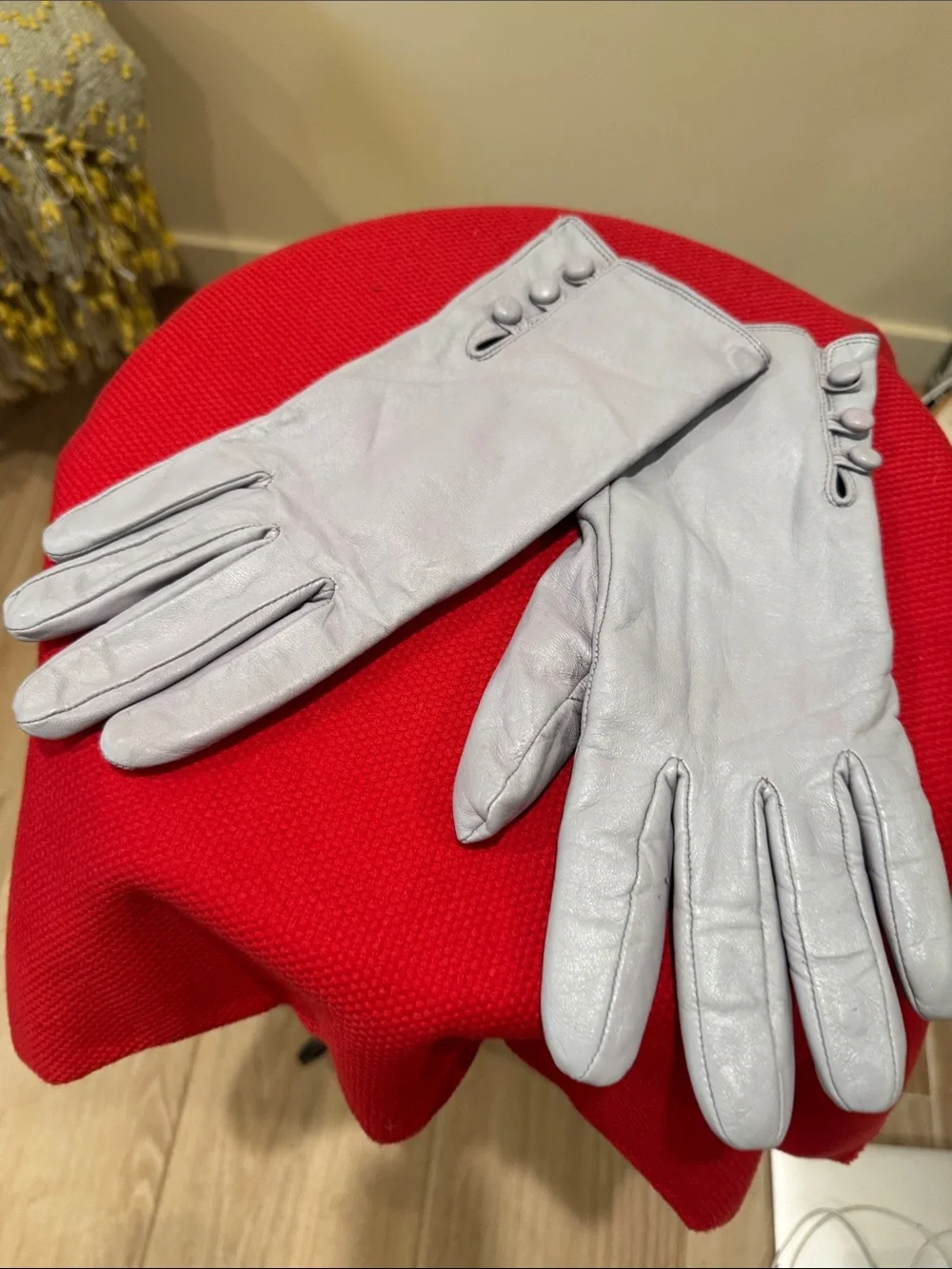 Women’s Smooth Leather Gloves in Light lilac with Button Trim
